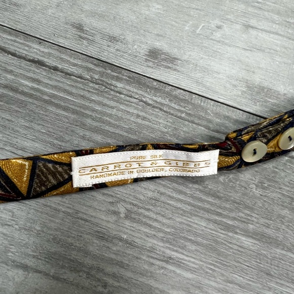 Carrot & Gibbs Gold Pattern Silk Bowtie Bow Tie - Picture 3 of 5